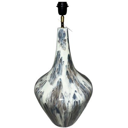 Designová skleněná lampa s unikátní kresbou. Vynikne jako solitérní kousek v každém interiéru.