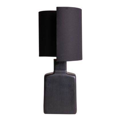 Elegantní černá lampa s jemnými vertikálními rýhami.