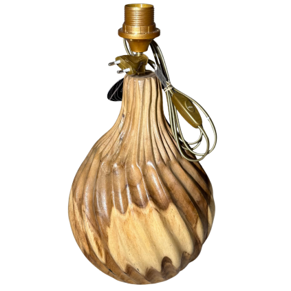 Designová dřevěná lampa s originálním spirálovým řezem. Každý kus je ručně opracovaný a přináší do interiéru teplo a přírodní eleganci.