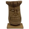 Tiki totem v podobě hlavy, precizně vyřezaný z teakového dřeva, umístěný na podstavci.