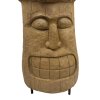 Tiki totem v podobě hlavy, precizně vyřezaný z teakového dřeva, umístěný na podstavci.