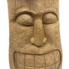 Tiki totem v podobě hlavy, precizně vyřezaný z teakového dřeva, umístěný na podstavci.