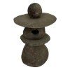 Kamenná lampa ve tvaru poskládané věže, připomínající menhir, ideální pro meditaci a zenové zahrady.