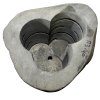 Lampa vyřezaná z jednoho kusu kamene, s liniemi, kterými prochází světlo.