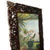 Zrcadlo zasazené do dřevěného rámu s bohatými florálními řezbami, které přináší do interiéru eleganci a řemeslnou preciznost.