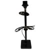 Kovová minimalistická lampa s čistými liniemi a moderním designem.