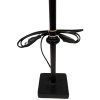 Kovová minimalistická lampa s čistými liniemi a moderním designem.