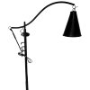 Elegantní nastavitelná kovová lampa spojující funkčnost s nadčasovým designem.