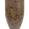 Indická lampa s dřevěným podstavcem, který nese jedinečnou patinu času, je ideální kombinací elegance a historie.