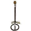 Lampa vyrobená z kovových drátů, stočených do tvaru připomínajícího pletený provaz, s moderním a organickým vzhledem.