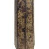 Lampa z kovových plátů s historií, jejíž surový charakter dodává interiéru jedinečný industriální nádech.