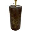 Lampa s podstavcem vyrobeným z indických plátů, které mají jedinečnou patinu a texturu, která odráží jejich dlouhou historii.