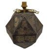 Unikátní kovová lampa s geometrickým tvarem a surovým industriálním charakterem.