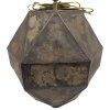 Unikátní kovová lampa s geometrickým tvarem a surovým industriálním charakterem.