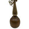 Kovová a dřevěná lampa se sofistikovanými tvary, které spojují přírodní materiály s moderním designem.