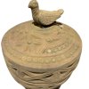 Uzavíratelná nádoba inspirovaná dynastií Han, korunovaná soškou holuba.