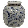 Čínská porcelánová uzavíratelná nádoba s tradičními modrými malbami, která v sobě nese kouzlo historického umění.