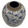 Čínská porcelánová uzavíratelná nádoba s tradičními modrými malbami, která v sobě nese kouzlo historického umění.