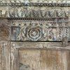 Indická skříň s dvěma dveřmi, vyrobená z historických indických vrat, které přinášejí do interiéru jedinečný nádech tradice a historie.