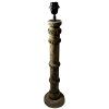 Indická dřevěná lampa s jemnými reliéfními detaily, které jí dodávají elegantní a sofistikovaný vzhled.