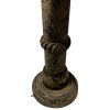 Indická dřevěná lampa s jemnými reliéfními detaily, které jí dodávají elegantní a sofistikovaný vzhled.