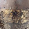 Sada tří kovových květníků s jedinečnou historií, vytvořených z recyklovaných indických sudů, které nesou stopy svého původu.