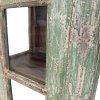 Indická vitrína s bohatou patinou a kombinací otevřeného i uzavřeného úložného prostoru.