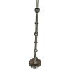 Kovová indická lampa, zdobená bohatými detaily a ozdobnými koulemi, vyzařující tradici a sílu materiálu.