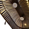 Velká závěsná lampa tvořená mosaznými kovovými proužky v proplétaném designu, voskovaná pro elegantní vzhled, ideální pro umístění nad stůl.