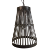 Kovová závěsná lampa s mřížovým svislým designem, který přináší moderní a industriální vzhled.