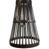Kovová závěsná lampa s mřížovým svislým designem, který přináší moderní a industriální vzhled.