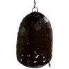 Závěsná lampa v rezavé barvě tvořená kulatými vyřezávanými plechy různých velikostí, která přináší industriální a umělecký nádech.