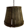 Stropní závěsná lampa vyrobená z rekonstruovaného pokovaného dřevěného kbelíku, která přináší rustikální a vintage atmosféru.