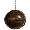 Závěsná kovová lampa v industriálním stylu, která přináší do prostoru moderní a sofistikovaný vzhled.