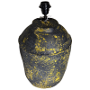 Černá lampa z papier-mâché se zlatým akcentem.