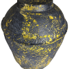 Černá lampa z papier-mâché se zlatým akcentem.