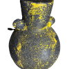 Černá lampa z papier-mâché se zlatým akcentem.