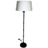 Minimalistická černá kovová lampa s dekorativními kroužky.