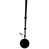 Minimalistická černá kovová lampa s dekorativními kroužky.