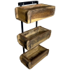 Police z dřevěných forem na cihly, spojující industriální šarm a přírodní materiál.