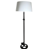 Černá elegantní lampa se stylovým podstavcem připomínajícím závaží.