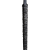 Černá kovaná lampa s designem připomínajícím obtočený kovový drát.
