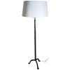 Černá kovaná lampa s designem připomínajícím obtočený kovový drát.