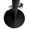 Minimalistická černá lampa s jednoduchým a elegantním designem.