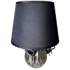 Stříbrná stolní lampa s lesklým povrchem.