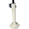 Stolní lampa ve tvaru řeckého sloupu.