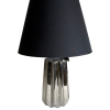 Elegantní stříbrná stolní lampa s modrým stínítkem.