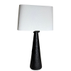 Černá stolní lampa s kuželovitým tvarem.