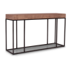 Konzole s masivní dřevěnou deskou a kovovým podstavcem. Výrazný kontrast materiálů v minimalistickém provedení.