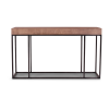 Konzole s masivní dřevěnou deskou a kovovým podstavcem. Výrazný kontrast materiálů v minimalistickém provedení.